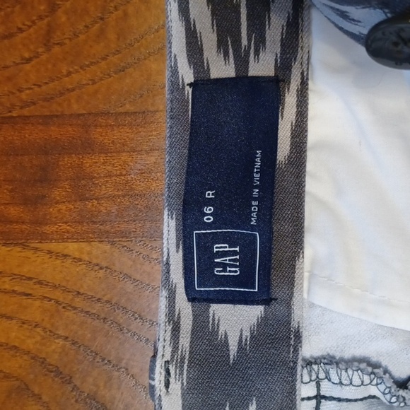 GAP CROPPED PANTS, SIZE 6R.  TWO ZIP POCKETS IN THE FRONT, TWO IN BACK. - Picture 5 of 7